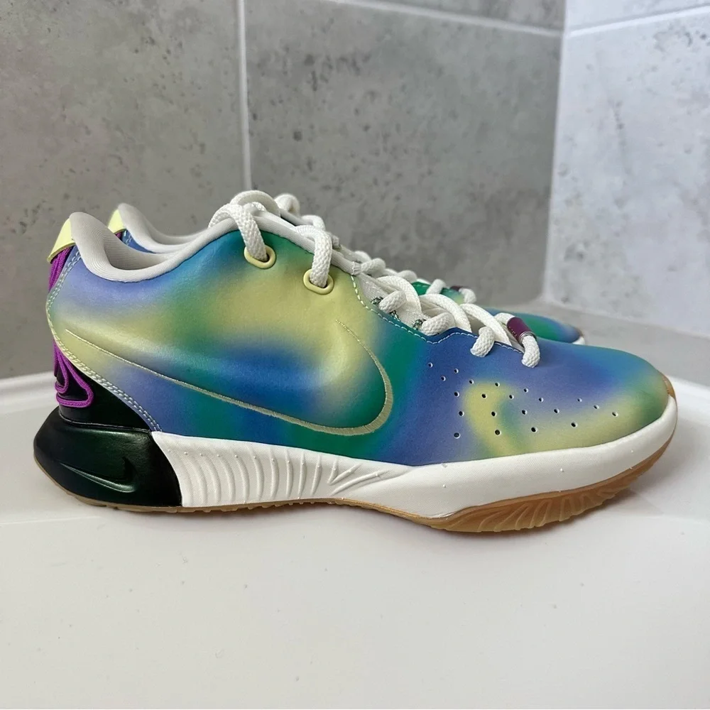 NIKE LEBRON XXI SE Sneaker Size 5 Youth